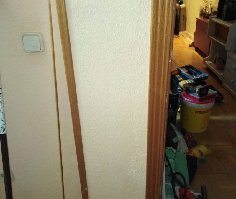 Reparar cerco de puerta y reparación de pintura. en Avda Reina Victoria