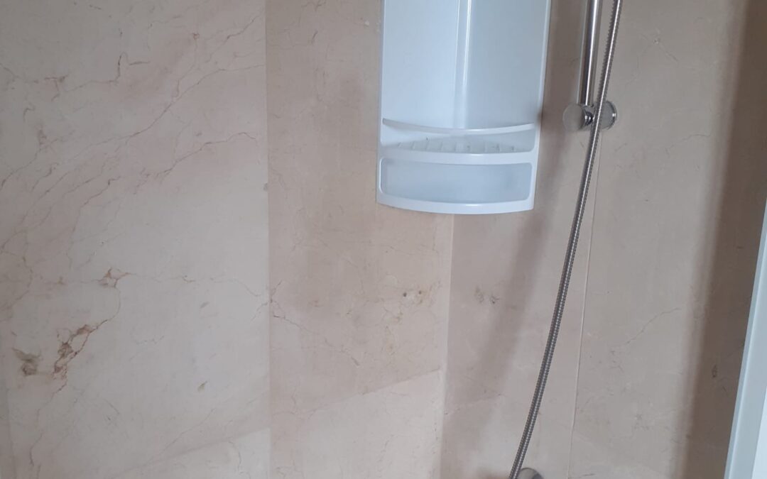 lechada en pared de ducha