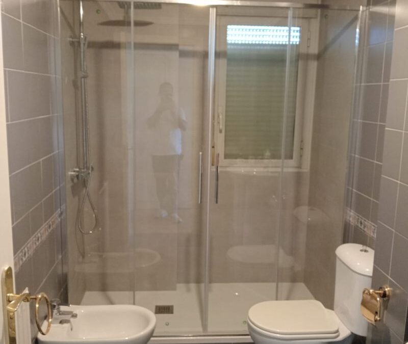 Transformación de Baño: Cambio de Bañera a Plato de Ducha con Mampara
