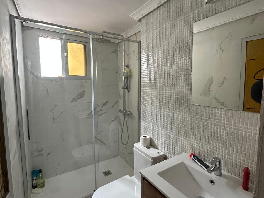 Reforma Completa de Baño: Cambio de Distribución con Antes y Después