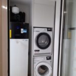 Mueble a Medida para Columna de Lavadora y Secadora: Orden y Estilo en tu Lavadero Después_ Un Armario Funcional y Estético (1)