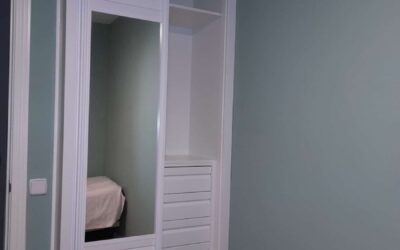 Armario a Medida Blanco con Espejos: Optimización y Luminosidad para Dormitorios
