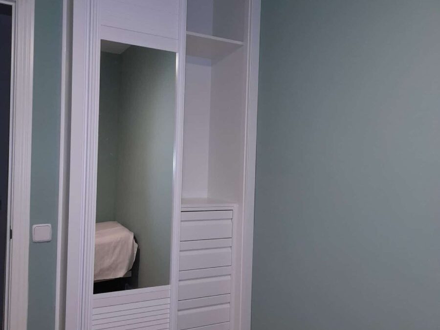 Armario a Medida Blanco con Espejos: Optimización y Luminosidad para Dormitorios