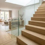 Parquet en Escaleras: Todo lo que debes saber para forrar tus peldaños con éxito escalera residencial moderna forrada en parquet de madera clara, con los mamperlanes perfectos y limpios.
