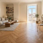 Guía de Tarima en Espiga: Instalación, Ventajas y Consejos de Expertos tarima en espiga de roble claro en salón moderno con mucha luz natural