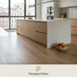 Suelo vinílico rígido tipo SPC imitación madera instalado en una cocina moderna con isla en Madrid, mostrando su resistencia y acabado limpio.
