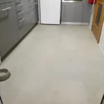 Antes y Después: Transformación de Cocina sin Obras con Suelo Vinílico en Madrid Suelo de gres anticuado en cocina antes de la reforma sin obras