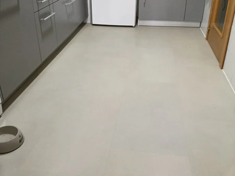 Antes y Después: Transformación de Cocina sin Obras con Suelo Vinílico en Madrid