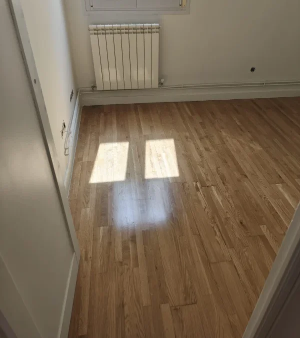 Lijado y Barnizado de Tarima Maciza de Roble con Poliuretano Satinado en Madrid